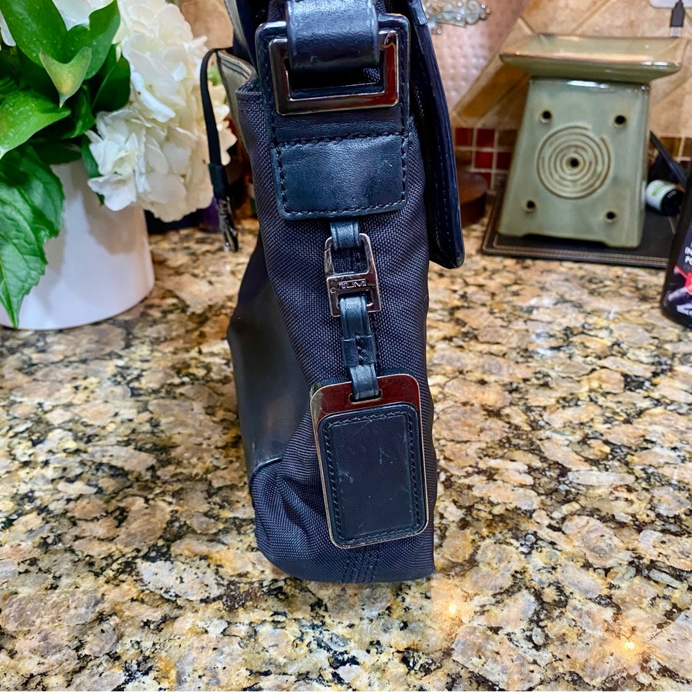 Tumi Black Leather Crossbody “ Map Bag” pre-loved , nice looking Tumi —Unisex - Picture 9 of 16